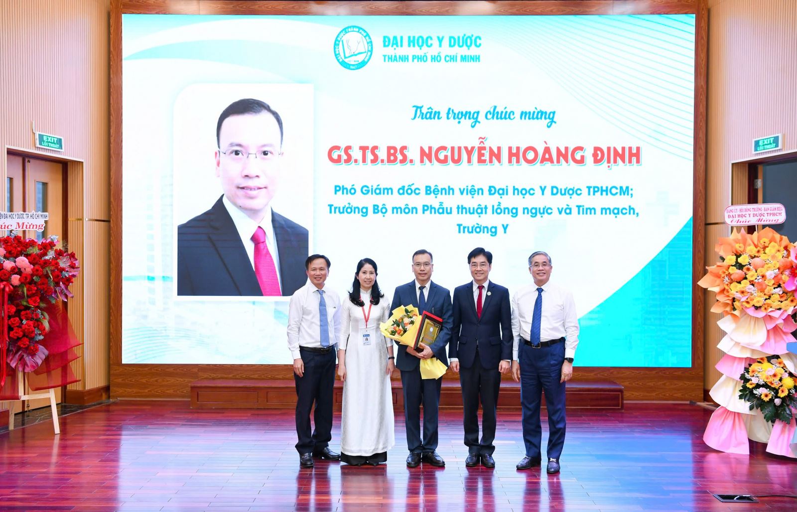 nhà trường chúc mừng BS Định.jpg